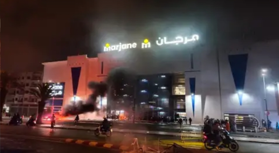 محتجون يحاولون اقتحام 