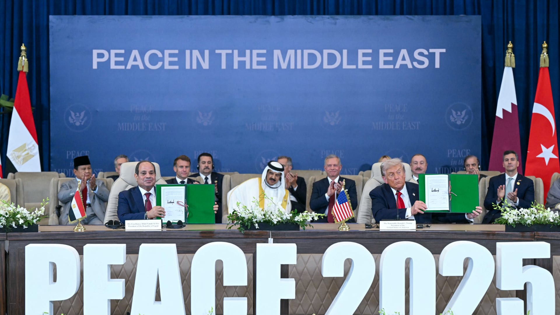 الرئيس الأمريكي دونالد ترامب يترأس بمدينة شرم الشيخ المصرية التوقيع على وثيقة إنهاء الحرب في غزة