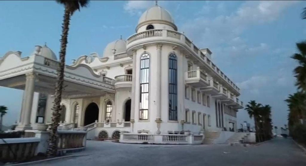 استنكار واسع لقرار هدم أجمل دار للضيافة ببوسكورة ضواحي الدار البيضاء كلفت صاحبها أكثر من 160 مليون درهم