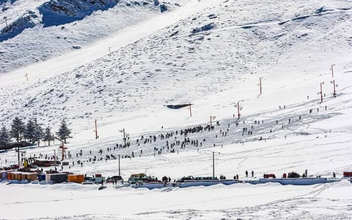 منطقة أوكايمدن تكتسي البياض وتستعيد رونقها بعد التساقطات الثلجية الكثيفة