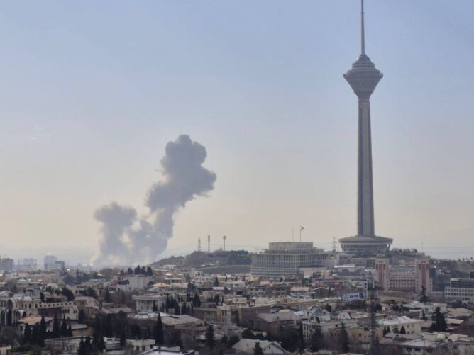 أمريكا وإسرائيل تبدءان هجومهما العسكري على إيران