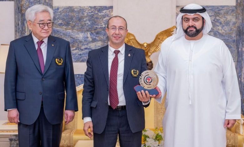 ولي عهد الفجيرة يكرم إدريس الهلالي تقديراً لعطائه في التايكوندو العربية