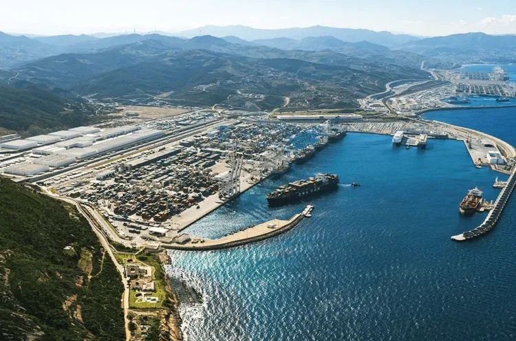 ميناء طنجة المتوسط تحت ضغط استثنائي.. توترات الخليج تغرق الميناء في طوابير السفن