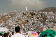 حجاج بيت الله الحرام يقفون بعرفات لأداء ركن الحج الأعظم في أجواء إيمانية ودرجات حرارة مرتفعة