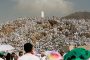 حجاج بيت الله الحرام يقفون بعرفات لأداء ركن الحج الأعظم في أجواء إيمانية ودرجات حرارة مرتفعة