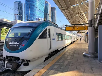 المغرب يعزز أسطوله السككي بـ440 قطارا كهربائيا حديثا من كوريا الجنوبية استعدادا لمونديال 2030