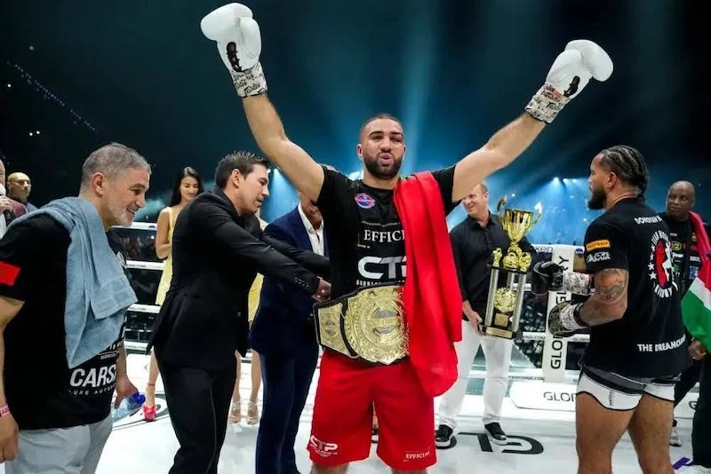 الملك محمد السادس يهنئ البطل العالمي محمد توشاسي بتتوجه بطلاً للعالم في الكيك بوكسينغ