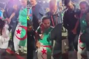 على طريقة مواطنه خلال نهائيات كأس أمم إفريقيا المغرب 2025.. توقيف صانع محتوى جزائري إثر تبوله بمدرجات كأس العالم بأمريكا