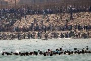إسبانيا تشيد بجهود المغرب في إحباط آلاف محاولات الهجرة نحو مدينة سبتة