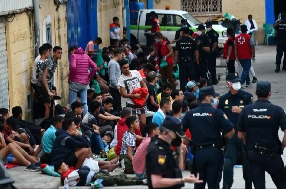 إسبانيا تبدأ عملية الإرجاع الجماعي لمهاجري سبتة المحتلة بتنسيق مع المغرب.. والإجراءات تشمل القاصرين
