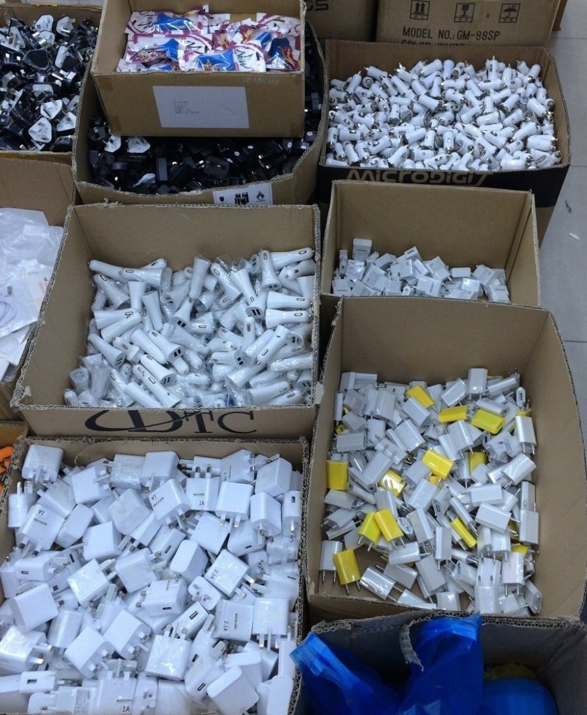 ضبط شحنة تضم 256.500 شاحن كهربائي للهواتف المحمولة لا تحترم معايير المطابقة