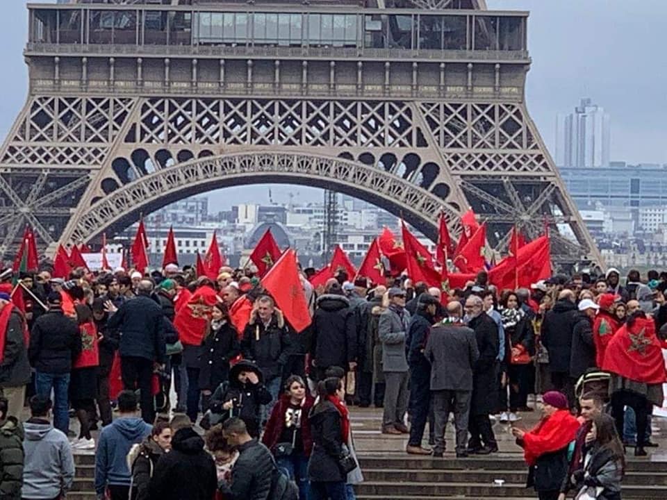 مغاربة أوروبا يتظاهرون بباريس تنديدا بإهانة العلم الوطني
