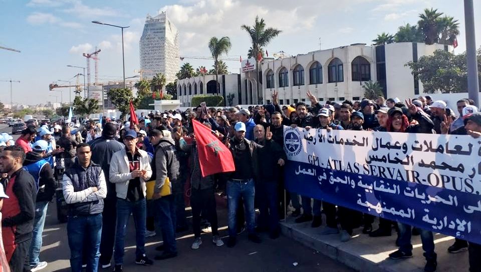 عمال وعاملات الخدمات الأرضية بمطار محمد الخامس ينفذون وقفة احتجاجية أمام المقر المركزي للخطوط الملكية المغربية بالدار البيضاء