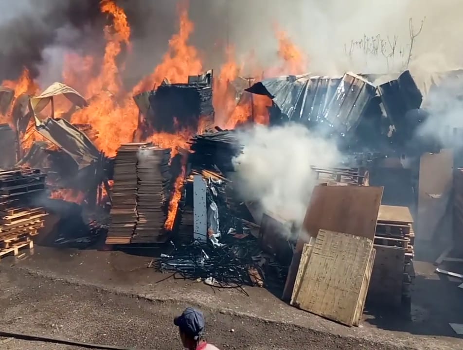 عمالة الفداء مرس السلطان.. اندلاع حريق بسوق بيع الخشب بمنطقة الإدريسية