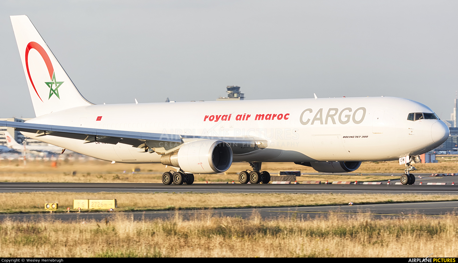 عودة طائرة الخطوط الملكية المغربية من الصين محملة بمعدات طبية لمواجهة فيروس كورونا