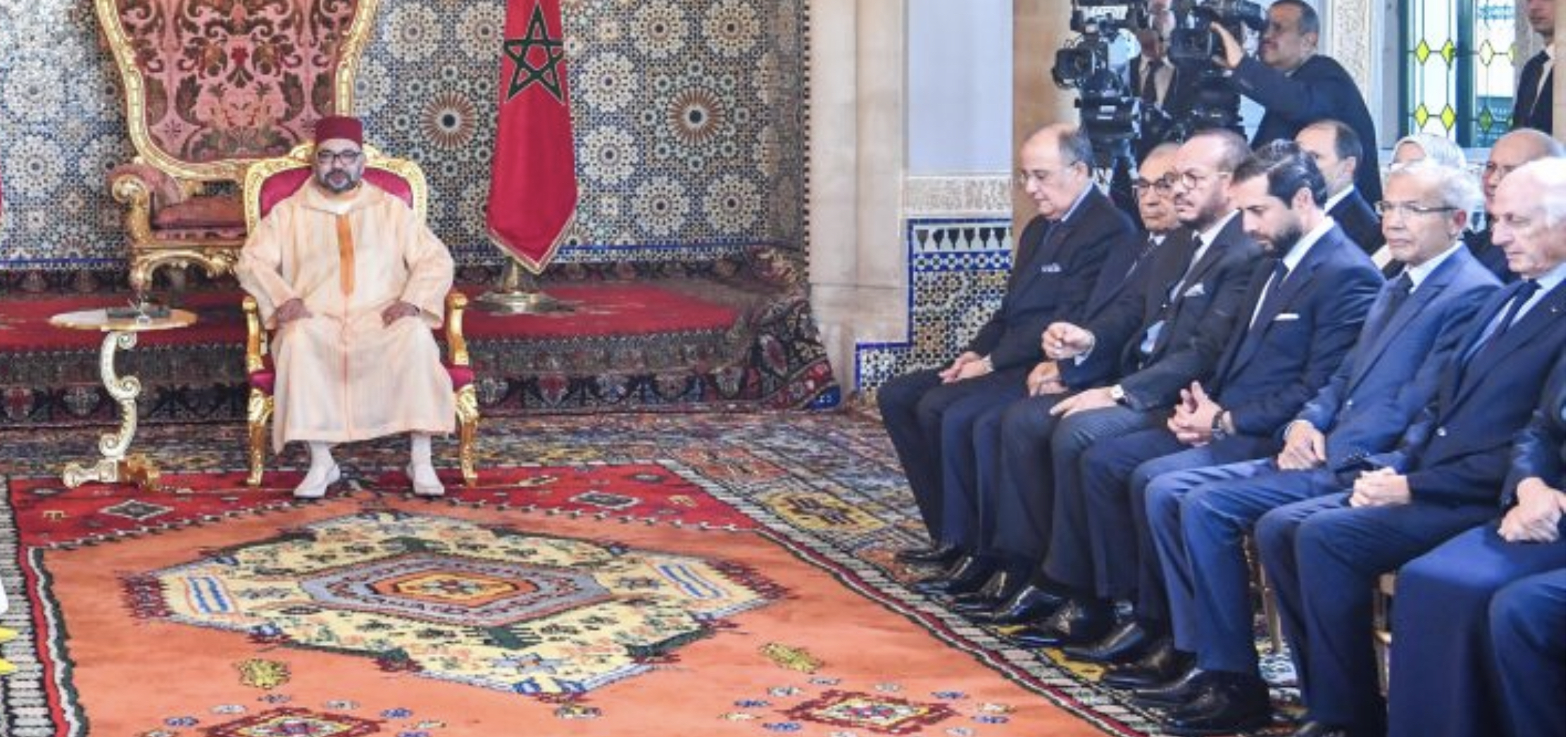 المغرب.. مستشارو الملك محمد السادس ومكلفون بمهمة في الديوان الملكي يتبرعون براتب شهر لدعم صندوق 