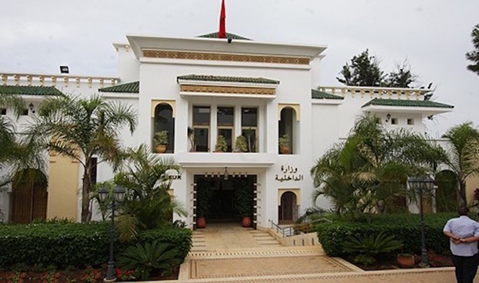 وزارة الداخلية.. الوثيقة المسلمة من طرف المسؤولين في القطاعين العام والخاص للأشخاص المعنيين بالعمل خلال فترة حالة الطوارئ الصحية كافية للتنقل حصريا لمقرات العمل ولاحاجة إلى استصدار رخصة التنقل الاستثنائية