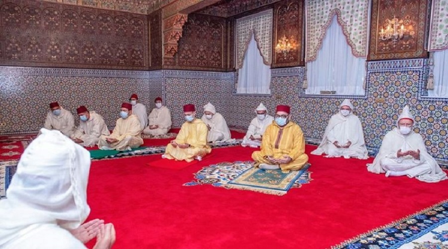 الملك يؤدي صلاة عيد الفطر في احترام تام للحجر الصحي