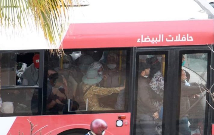 الدار البيضاء.. فتح تحقيق داخلي بخصوص مدى احترام إجراء التباعد الاجتماعي داخل إحدى الحافلات