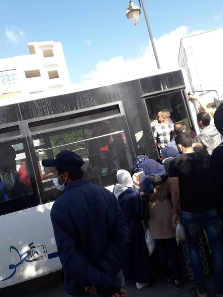 لا كمّامات ولا تباعد.. مشاهد مقلقة من حافلات تطوان في أول أيام تخفيف الحجر الصحي(صور)