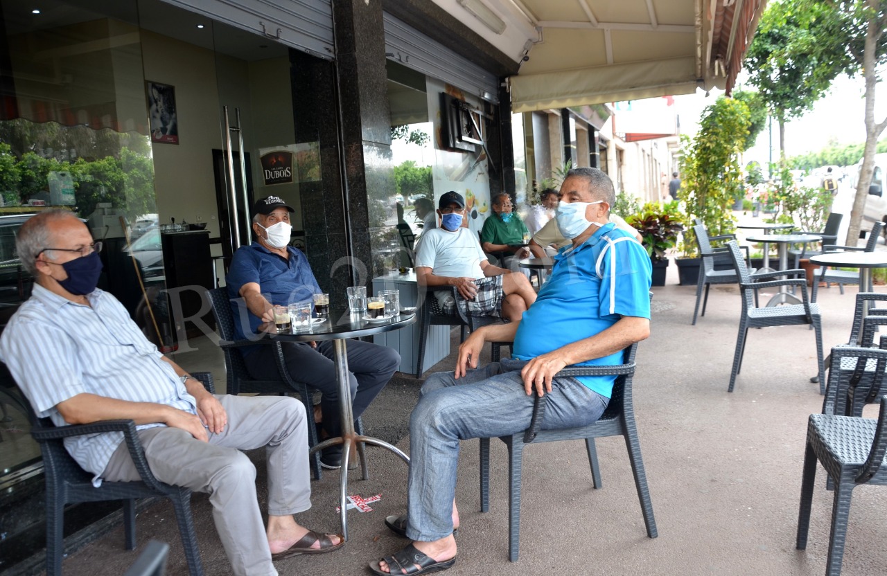 بسبب جائحة كورونا.. هذا توقيت إغلاق المقاهي والمطاعم بالمملكة