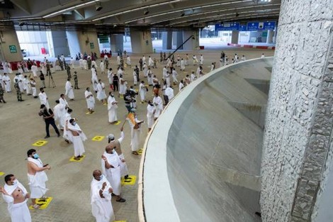 حجاج بيت الله الحرام يستقبلون أول أيام التشريق ويرمون الجمرات الثلاث