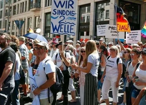 دون كمامات ولا احترام مسافة التباعد.. 20 ألف شخص يتظاهرون في برلين مرددين: “كورونا أكبر نظرية مؤامرة”