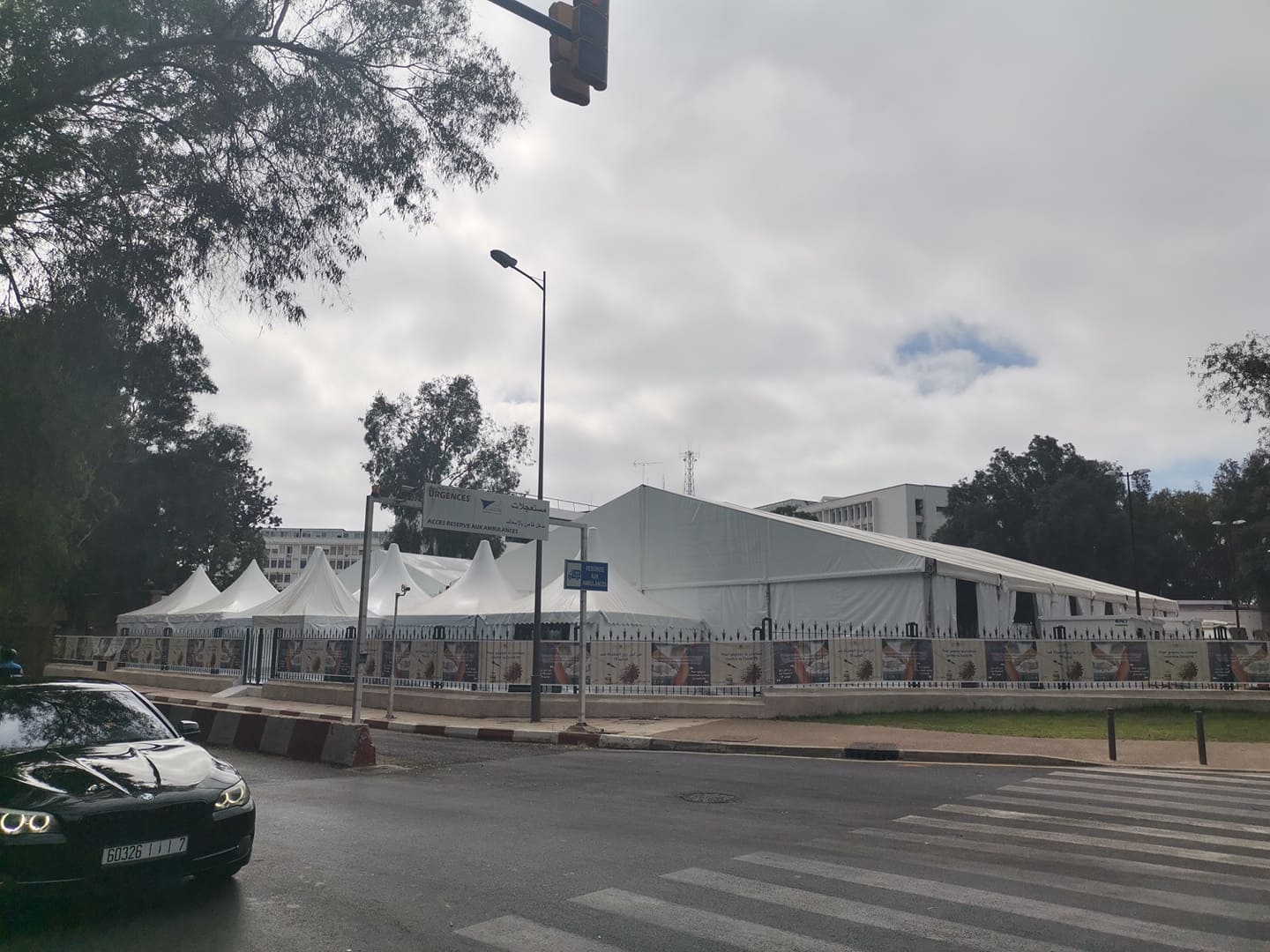 مستشفى السويسي بالرباط ينصب خياما كبرى لاحتضان التجارب السريرية للقاح كورونا