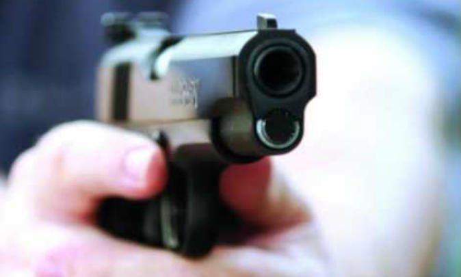 الدار البيضاء.. موظف شرطة يضطر لاستعمال سلاحه الوظيفي لتوقيف شخص عرض عناصر الشرطة للخطر