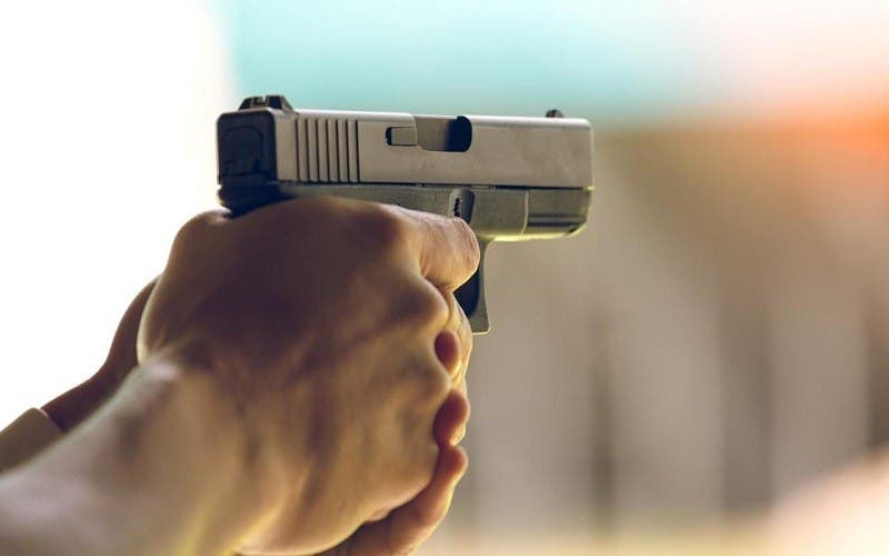 توقيف شخص عرض زوجته وعناصر الشرطة لاعتداء خطير