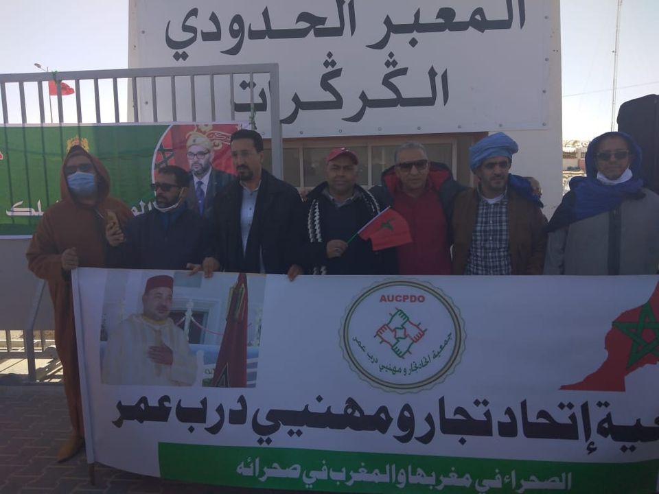 من معبر الكركرات.. جمعية إتحاد تجار ومهنيي درب عمر تشيد بالقيادة الحكيمة والسديدة لصاحب الجلالة الملك محمد السادس  في تأمين عبور الأفراد والبضائع