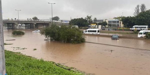 الأمطار الغزيرة  تغرق “الطريق السيار” و تتسبب في اضطراب حركة السير بين البيضاء والرباط
