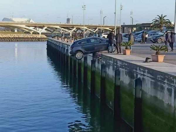 الأقدار الإلهية تمنع سيارة من السقوط  بمياه مارينا سلا