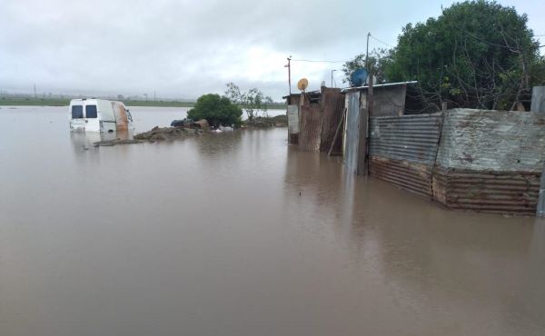 بالصور.. ساكنة دور الصفيح بالمنصورية تقضي ليلة بيضاء بسبب محاصرتها بمياه الأمطار