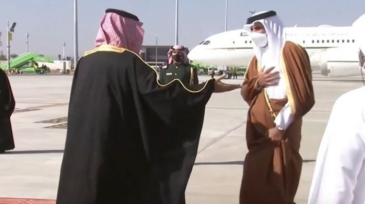 ولي العهد السعودي يستقبل أمير دولة قطر بالأحضان
