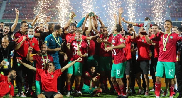 الملك يهنئ في اتصال هاتفي الحسين عموتة ولاعبي المنتخب المغربي للمحليين بعد تتويجهم باللقب الإفريقي