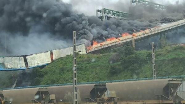 بالفيديو.. حريق مهول في أنبوب خاص بنقل الكبريت بالمجمع الشريف للفوسفاط بالجرف الأصفر