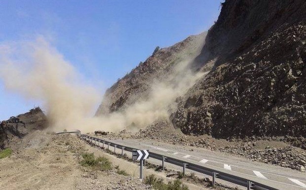 تغيير حركة السير بين مدينتي تطوان وشفشاون مؤقتا جراء انجراف للتربة