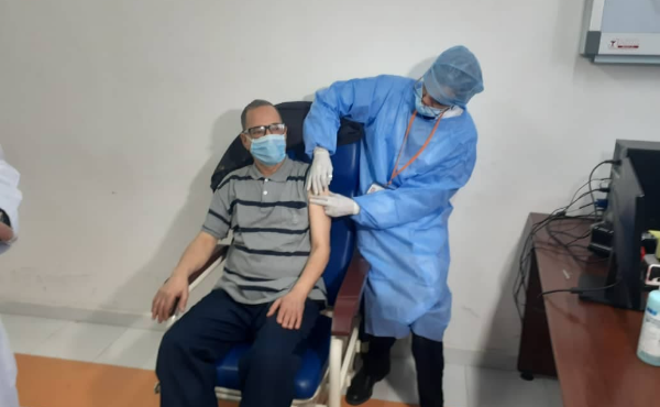 مهنيو الصحة بالقطاع الخاص يتلقون الجرعة الثانية من اللقاح المضاد لفيروس كورونا المستجد (كوفيد -19)