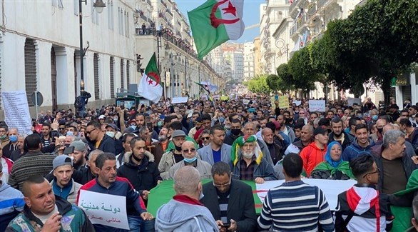تجدد مسيرات الحراك الشعبي.. الجزائريون يطالبون بتغيير النظام