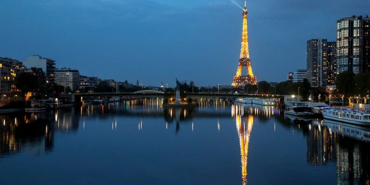 فرنسا.. الإعلان عن فرض الإغلاق التام لمدة شهر في باريس ومناطق أخرى والعودة للتطعيم بلقاح 