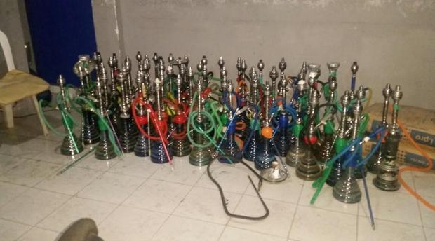 الأمن يداهم مقهى لتقديم الشيشا خرق حالة الطوارئ الصحية وحظر التنقل الليلي