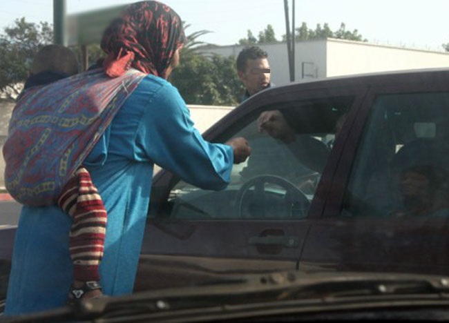 ظاهرة التسول عند إشارات المرور.. من المسؤول..؟!