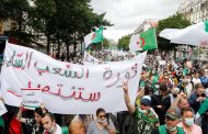 الجزائر.. عشرات الآلاف من الجزائريين يرددون 