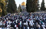 حوالي 100 ألف فلسطيني يؤدون صلاة عيد الفطر في المسجد الأقصى