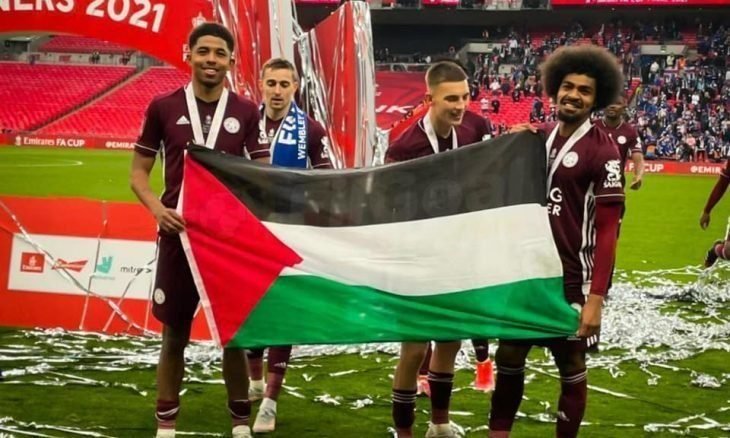 لاعبا ليستر سيتي يلوحان بالعلم الفلسطيني داخل الملعب بعد الفوز بكأس الاتحاد الإنجليزي