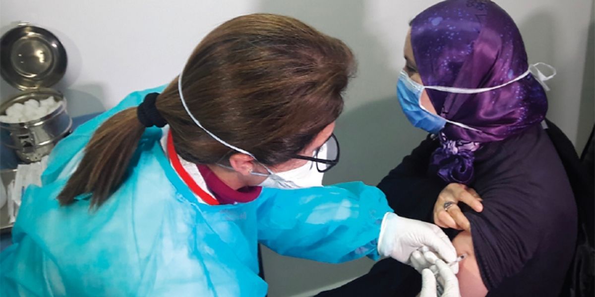 بسبب الإرهاق الجسدي والنفسي.. مهنيو الصحة يرفضون الإشتغال سبعة أيام على سبعة لتسريع عملية التلقيح