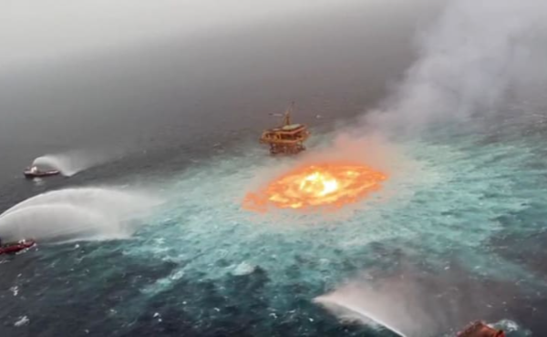 في مشهد غريب.. اندلاع حريق مهول تحت الماء في خليج المكسيك (فيديو)