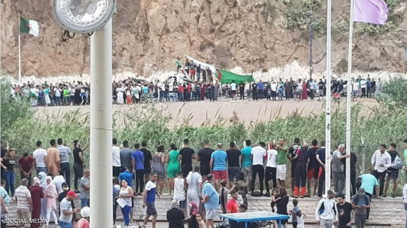 بالفيديو: بعد قطع العلاقات مع المغرب، عشرات الجزائريين يزحفون إلى المعبر الحدودي ويصدحون بصوت واحد 