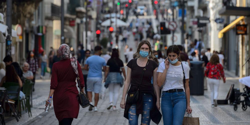 البرتغال.. رفع إجبارية وضع الكمامات الواقية في الأماكن العامة